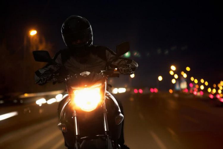 Recommandations pour rouler en toute sécurité la nuit sur une moto